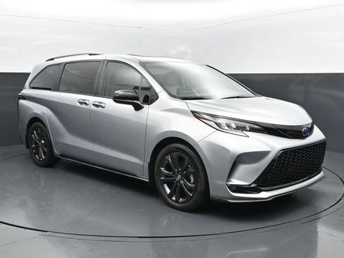 Used 2025 Toyota Sienna XSE w/ XSE Plus Package FWD image 7