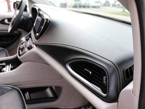 Used 2023 Chrysler Pacifica Limited FWD image 11