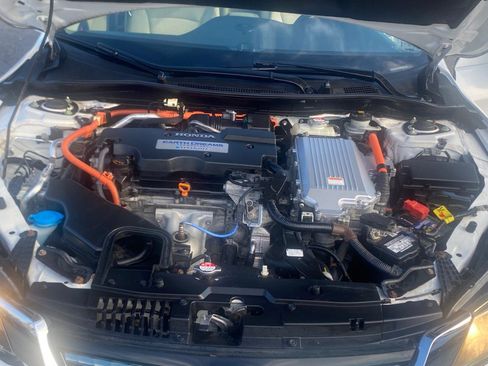 Used 2015 Honda Accord Hybrid Sedan image 2