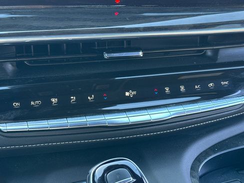 Used 2023 Cadillac Escalade ESV Premium Luxury image 28