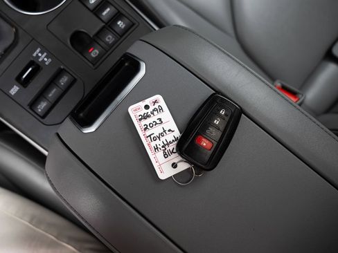 Used 2023 Toyota Highlander XLE AWD/4WD image 31