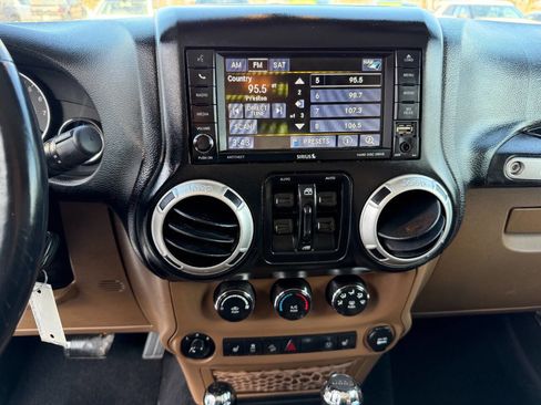 Used 2017 Jeep Wrangler Unlimited Sahara w/ Connectivity Group image 27