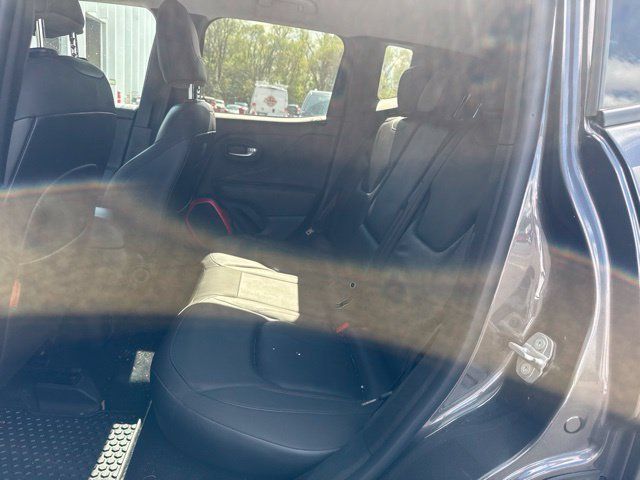 Used 2017 Jeep Renegade Trailhawk w/ Premium Trailhawk Package AWD/4WD image 13