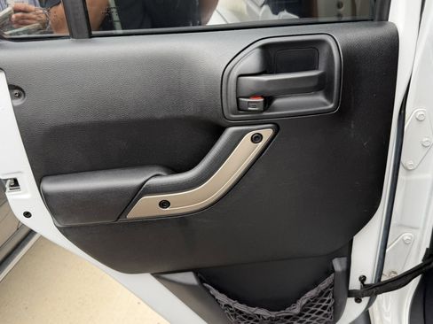 Certified 2016 Jeep Wrangler Unlimited Sahara AWD/4WD image 17