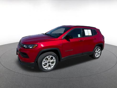 Used 2025 Jeep Compass Latitude AWD/4WD image 4