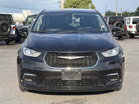 Used 2023 Chrysler Pacifica Touring-L FWD image 3