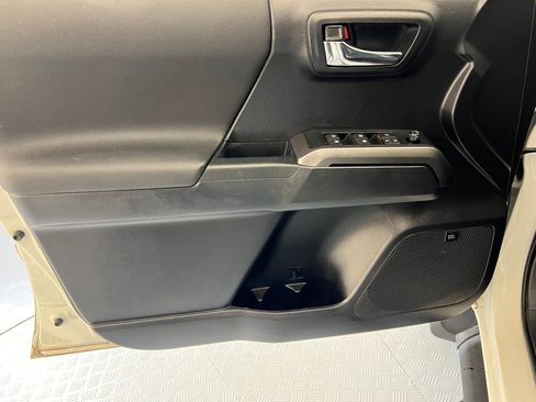 Used 2019 Toyota Tacoma TRD Sport image 12