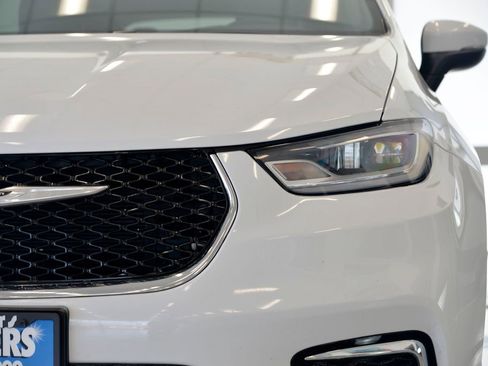 Used 2023 Chrysler Pacifica Touring-L FWD image 11