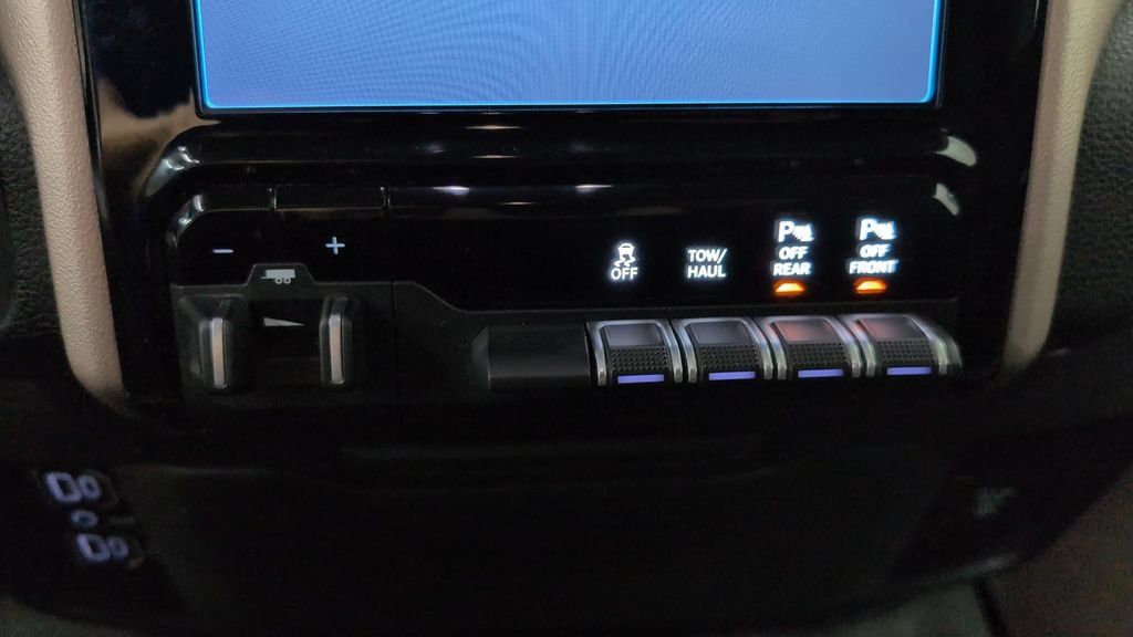 Used 2022 RAM 1500 Laramie AWD/4WD image 16