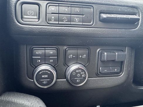 Used 2023 GMC Yukon XL Denali AWD/4WD image 15