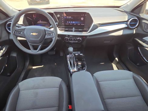 Used 2025 Chevrolet Trax LT FWD image 14