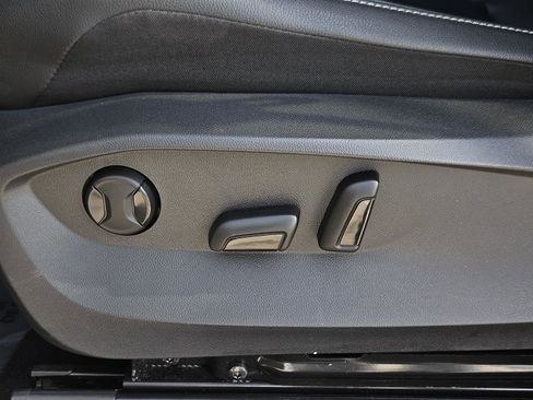 Used 2024 Volkswagen Tiguan SE image 23