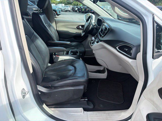 Used 2019 Chrysler Pacifica Touring-L FWD image 12