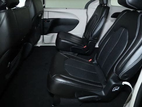 Used 2023 Chrysler Pacifica Touring-L image 16