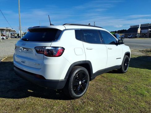 Used 2022 Jeep Compass Latitude FWD image 16