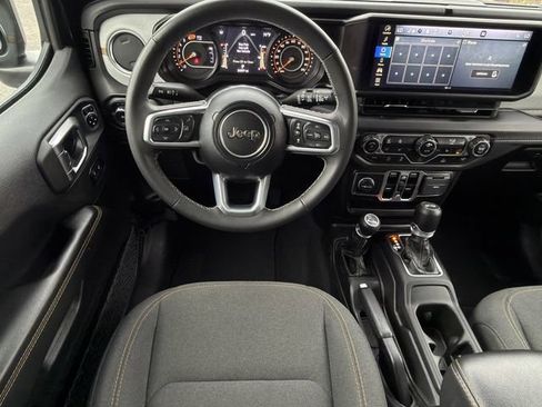 Used 2025 Jeep Wrangler Unlimited Sahara AWD/4WD image 11