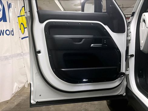 Used 2025 Land Rover Defender 110 S image 9