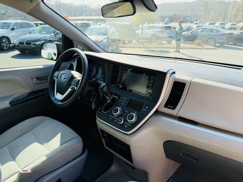 Used 2020 Toyota Sienna L image 19