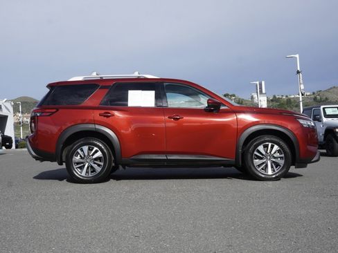 Used 2024 Nissan Pathfinder SL w/ Black Appearance Package image 3