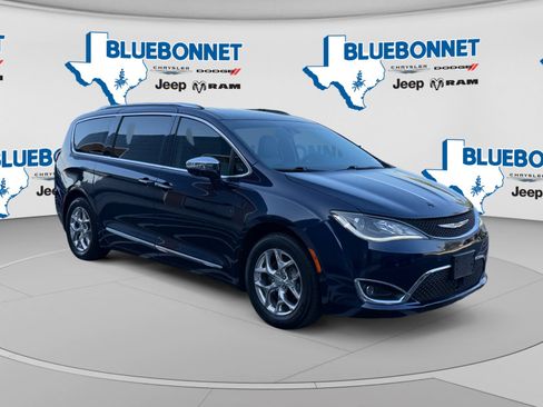 Used 2017 Chrysler Pacifica Limited w/ UConnect Theater Package FWD image 3