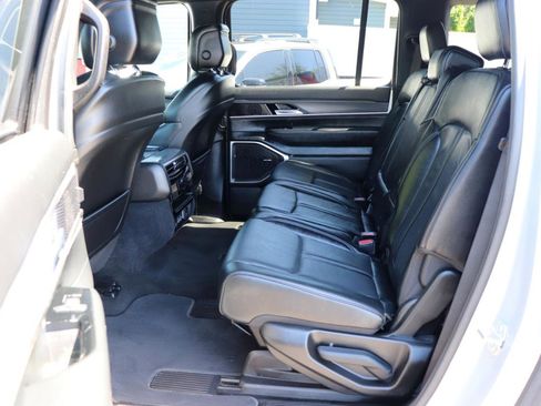 Used 2024 Jeep Wagoneer L Series II w/ Flexible Seating Group AWD/4WD image 12
