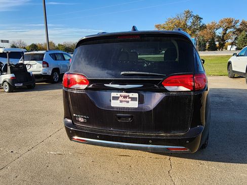 Used 2017 Chrysler Pacifica Touring-L w/ Tire & Wheel Group image 5