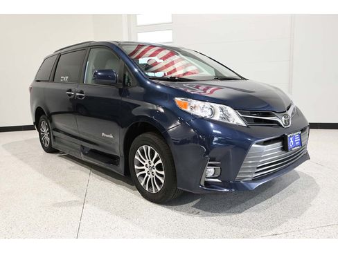 Used 2018 Toyota Sienna XLE Premium FWD image 3