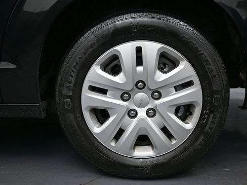 Used 2018 Dodge Grand Caravan SE w/ UConnect Hands-Free Group image 10