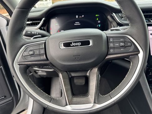 Used 2023 Jeep Grand Cherokee 4WD 4xe image 11