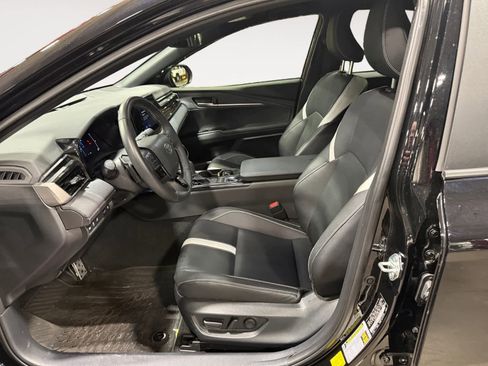 Used 2025 Toyota Camry SE image 10