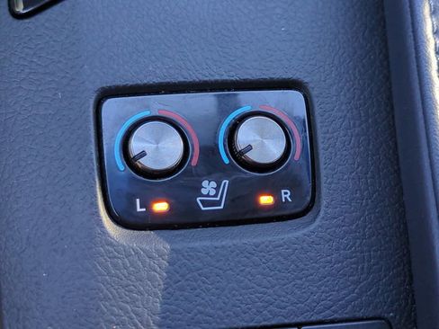 Used 2013 Toyota Avalon Limited image 23