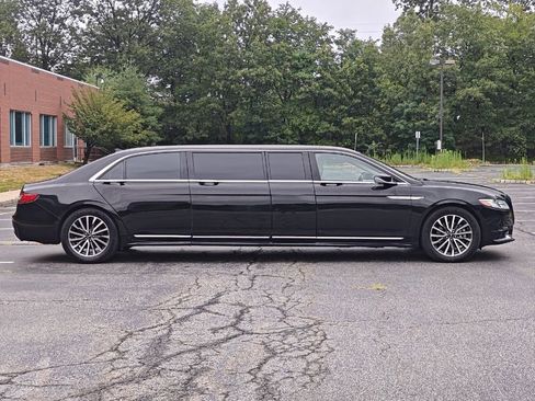 Used 2018 Lincoln Continental Select w/ Continental Climate Package image 2