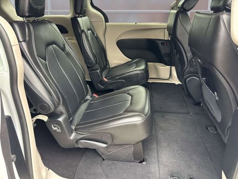 Used 2024 Chrysler Pacifica Touring-L FWD image 21
