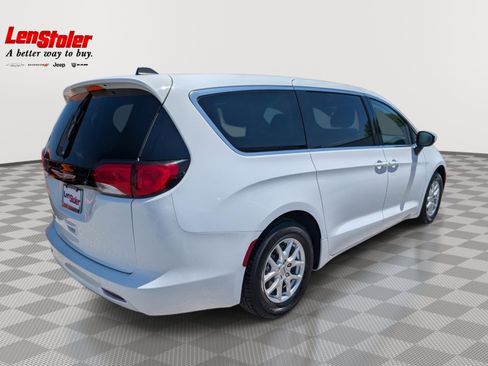 Used 2023 Chrysler Voyager LX FWD image 5