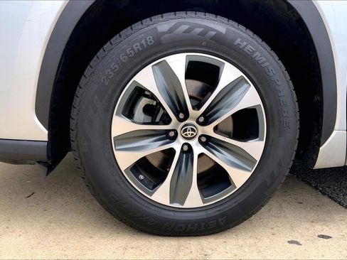 Used 2021 Toyota Highlander XLE FWD image 11