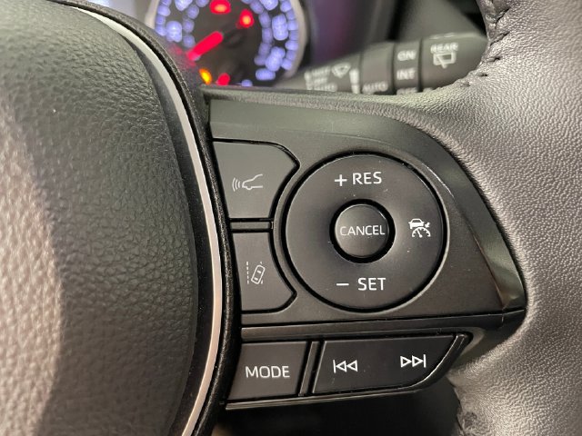 Used 2022 Toyota RAV4 XLE Premium AWD/4WD image 11