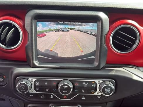 Used 2023 Jeep Wrangler Unlimited Rubicon w/ Cold Weather Group AWD/4WD image 22