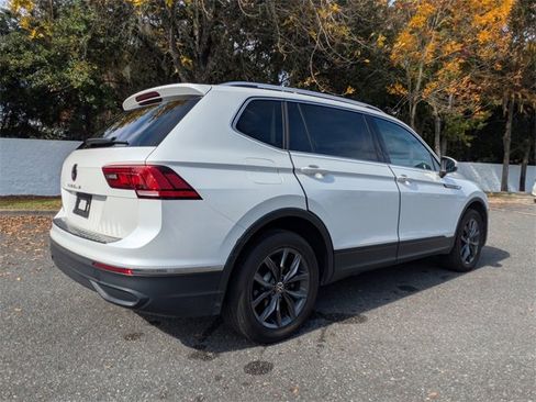 Used 2023 Volkswagen Tiguan SE w/ Panoramic Sunroof Package image 2