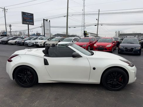 Used 2014 Nissan 370Z Touring w/ Sport Package RWD image 2