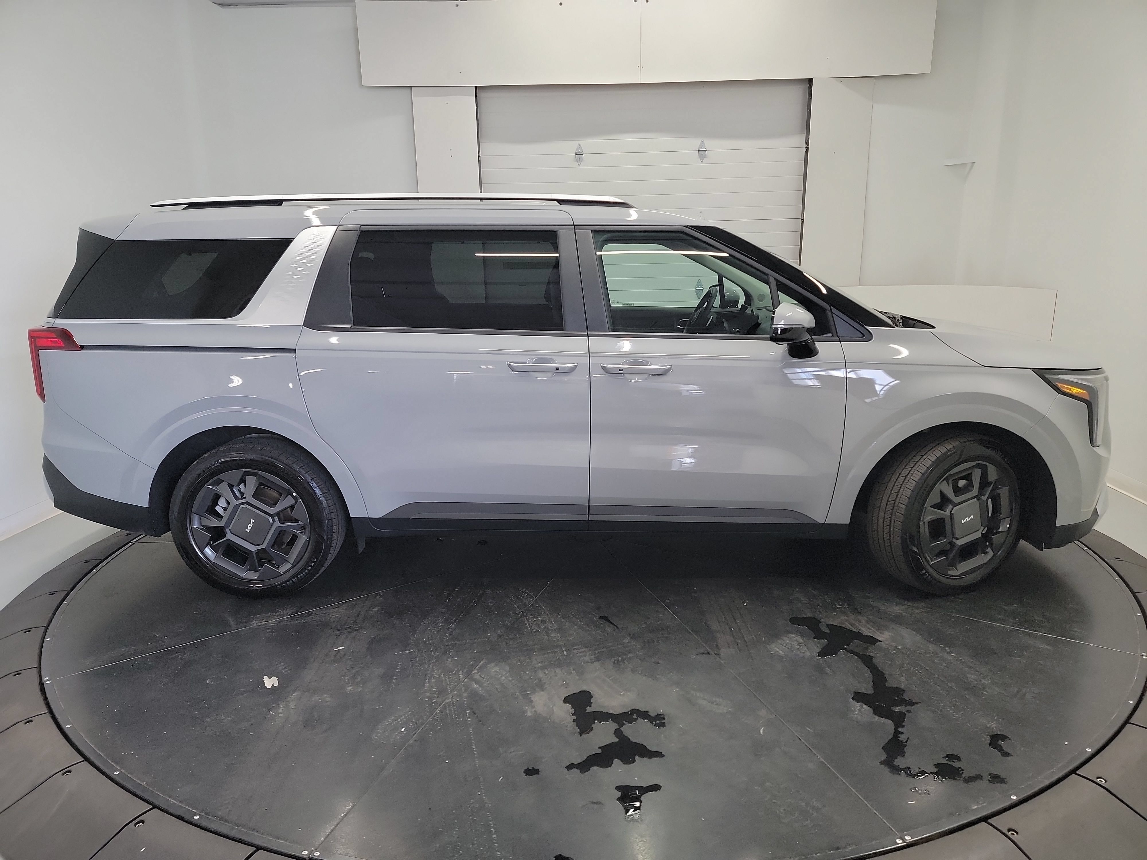 Used 2026 Kia Carnival EX FWD image 11
