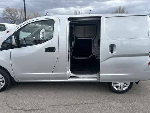 Used 2017 Nissan NV200 SV w/ Back Door Glass Package image 9