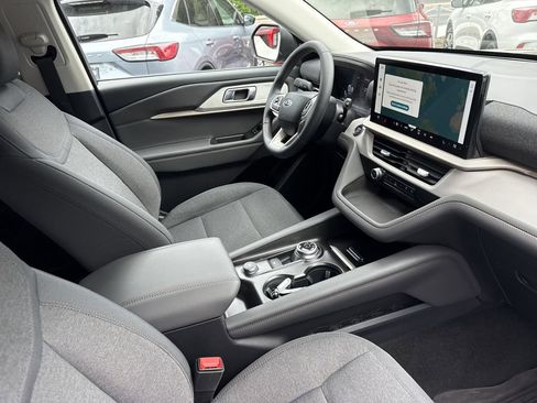 Used 2025 Ford Explorer Active AWD/4WD image 26