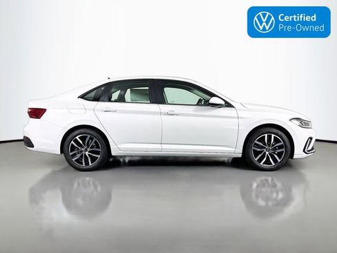 Used 2025 Volkswagen Jetta SE image 8