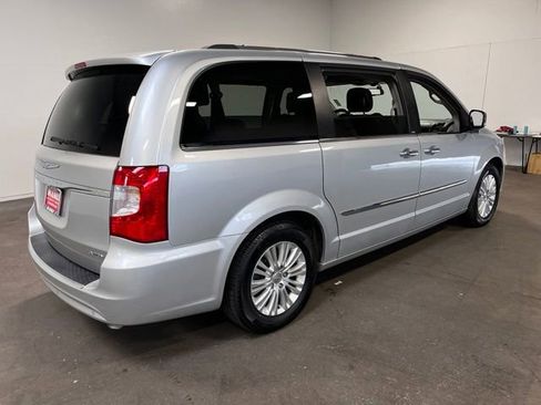 Used 2012 Chrysler Town & Country Limited w/ Luxury Group FWD image 3