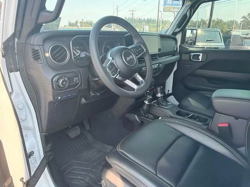 Used 2024 Jeep Wrangler Unlimited Sahara w/ Technology Group AWD/4WD image 19