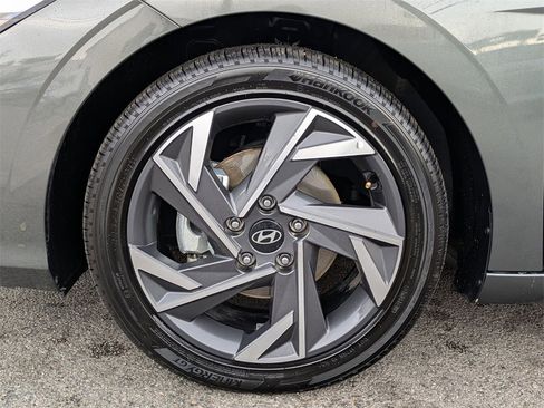 Used 2025 Hyundai Elantra SEL image 31