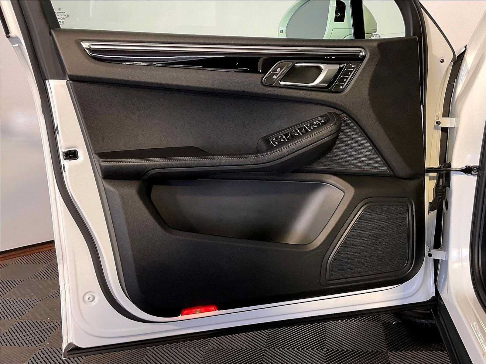 Certified 2023 Porsche Macan AWD/4WD image 25