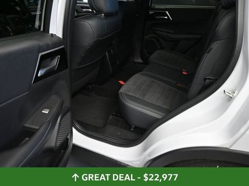 Used 2024 Mitsubishi Outlander SE image 18