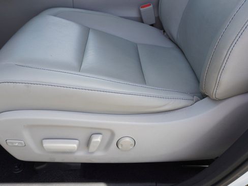 Used 2019 Toyota Highlander XLE FWD image 23