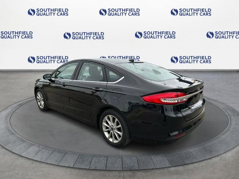 Used 2017 Ford Fusion SE w/ Fusion SE Technology Package FWD image 4